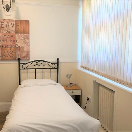 ניופורט Budget Rooms Crosskeys מראה חיצוני תמונה